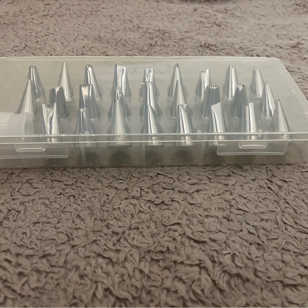Silver Cake Decorating Tips Set